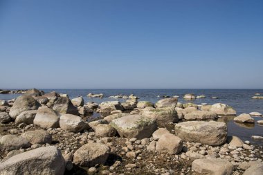 Sahilde taş dengesi. Veczemju klintis denilen Letonya kıyılarında yer