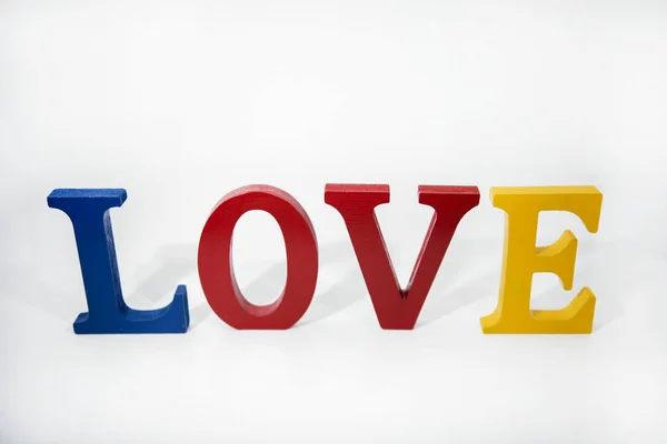 Dragoste litere colorate din lemn pe fundal alb . — Fotografie, imagine de stoc