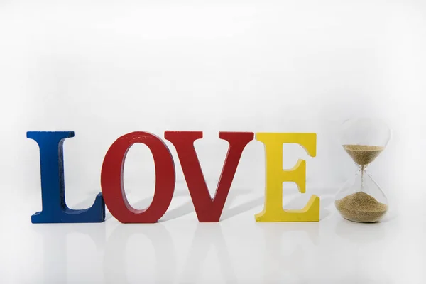 Liebe farbige Holzbuchstaben auf weißem Hintergrund. — Stockfoto
