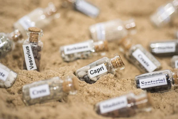 Tubo de teste de vidro com areia de diferentes países de férias de verão . — Fotografia de Stock