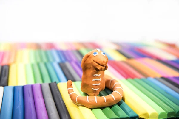 Gioca animali argilla. Cobra su sfondo colorato . — Foto Stock