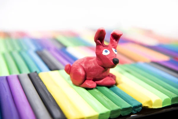 Παίξτε πηλό ζώα. Κόκκινο λαγό σε χρωματιστό φόντο. — Φωτογραφία Αρχείου