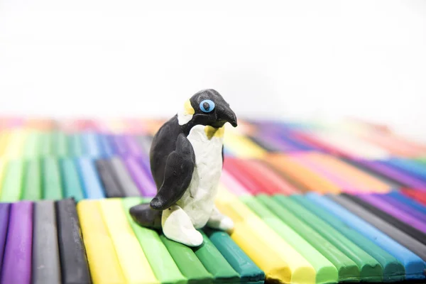 Juega animales de barro. Pingüino sobre fondo de color . — Foto de Stock