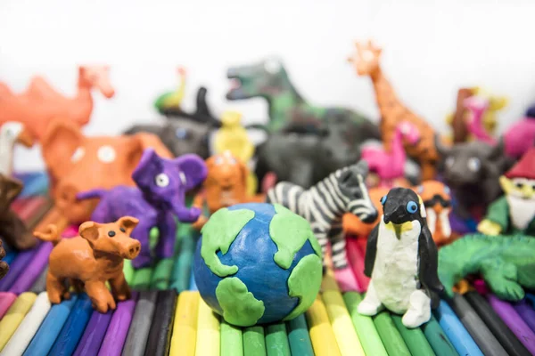 Animali realizzati da Play Clay con Terra Pianeta in mezzo . — Foto Stock