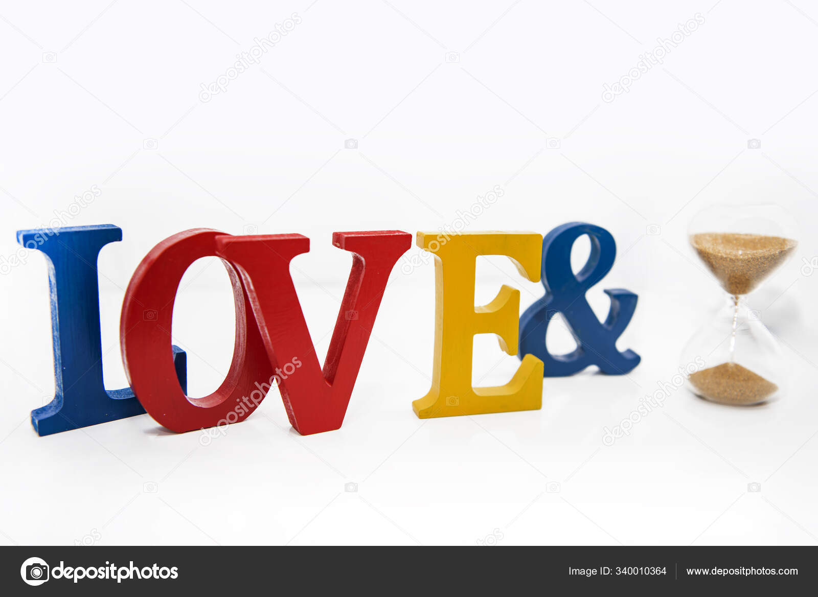 Любовные Раскрашенные Деревянные Буквы На Белом Фоне. Стоковое.