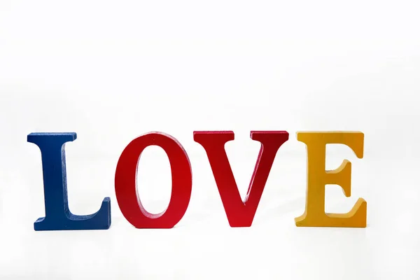 Amor colorido letras de madeira no fundo branco . — Fotografia de Stock