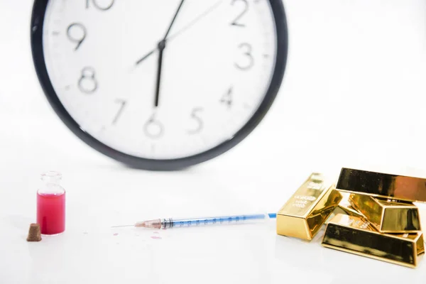 時計と黄金の棒を持つ医学文書。病気の時間の要約写真. — ストック写真