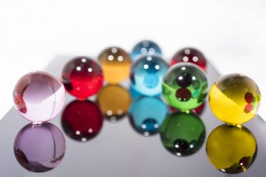 Şeffaf cam toplar ve ahşap harflerle soyut kompozisyon.