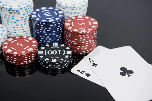 Abstraktní fotka z kasina. Poker hra na červeném pozadí. Téma hazardních her. — Stock fotografie zdarma