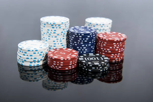 Казино абстрактне фото. Гра в покер на червоному тлі. Тематика азартних ігор . — стокове фото