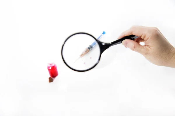 Seringue de médicament et gouttes rouges du tube de verre sur la table blanche. Virus photo abstraite . — Photo