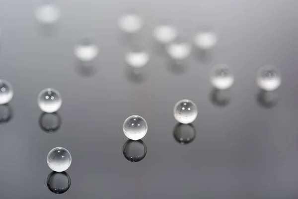 Foto abstrata com pequenas bolas de vidro no fundo transparente . — Fotografia de Stock