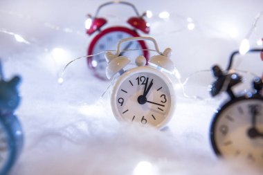 Günışığı Tasarruf Zamanı. Dst. Saat yaz ayına gidiyor. Zamanı ileri al. Baharda zamanı değiştiren soyut fotoğraf.