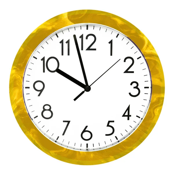 Horloge murale jaune. Isolé sur fond blanc. Photo de haute qualité . — Photo