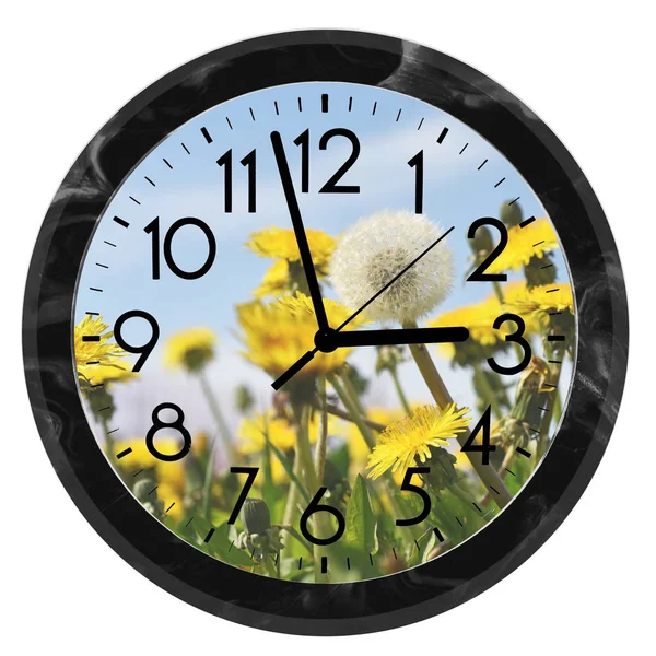 Czas letni. DST. Zegar ścienny będzie na czas zimowy. Włączyć czas do przodu. Streszczenie zdjęcie zmiany czasu w spring. — Zdjęcie stockowe