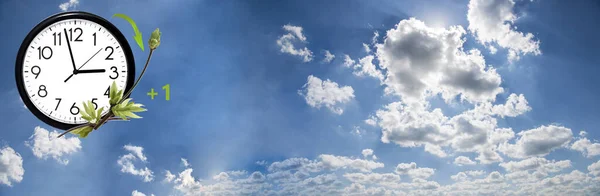 Hora de Verão (horário de Verão). Céu azul com nuvens brancas e relógio. Vire o tempo para a frente (+ 1h ). — Fotografia de Stock