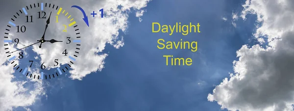 Oszczędność czasu w świetle dziennym (Dst). Niebieskie niebo z białymi chmurami i zegarem. Czas zwrotu do przodu (+ 1h)). — Zdjęcie stockowe