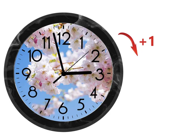 Horario de verano (DST). Reloj de pared va a la hora de verano (+ 1). Gire el tiempo hacia adelante . —  Fotos de Stock
