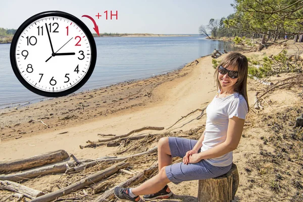 Zomertijd (Dst). Blauwe lucht met witte wolken en klok. Draai de tijd vooruit (+ 1 uur)). — Stockfoto