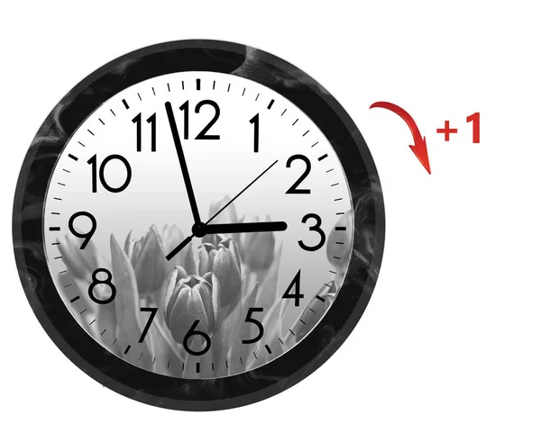 Denní úspora času (Dst). Wall Clock jde na letní čas (+ 1). Otočit čas vpřed. — Stock fotografie