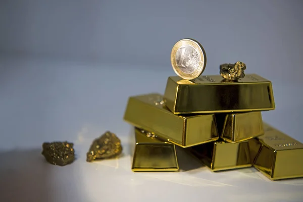 Золотой кварцевый титановый агатный кристалл с золотыми слитками . — стоковое фото
