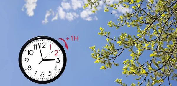 Hora de Verão (horário de Verão). Céu azul com nuvens brancas e relógio. Vire o tempo para a frente (+ 1h ). — Fotografia de Stock