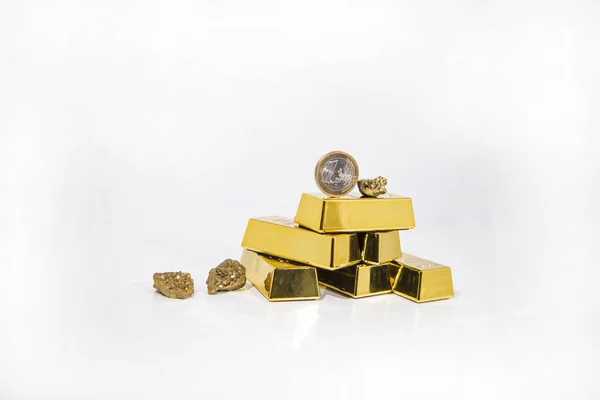 Natural Quartz Gold Titanium Agate Crystal with gold bars. — Stock Photo, Image