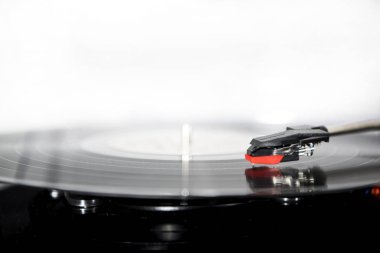 Beyaz arka planda vinil turntable. Vinil disk için ses donanımı.