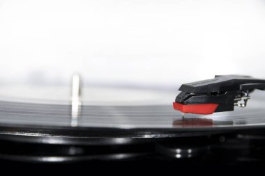 Beyaz arka planda vinil turntable. Vinil disk için ses donanımı.