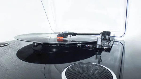 Plattenspieler aus Vinyl auf weißem Hintergrund. Retro-Audio-Ausrüstung für Schallplatte. — Stockfoto