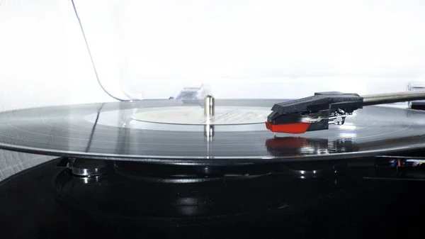 Giradiscos de vinilo sobre fondo blanco. Equipo de audio retro para disco de vinilo . — Foto de Stock