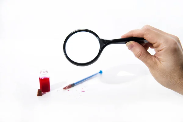 Seringa de medicamento e gotas vermelhas do tubo de vidro na mesa branca. Vírus foto abstrata . — Fotografia de Stock