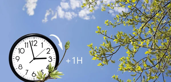 Horario de verano (DST). Cielo azul con nubes blancas y reloj. Tiempo de giro hacia adelante (+ 1h ). — Foto de Stock