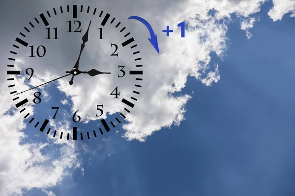 Heure d'été (DST). Ciel bleu avec nuages blancs et horloge. Tournez le temps en avant (+ 1h ). — Photo