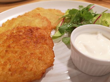 ekşi krema ile beyaz tabakta patates pancakes