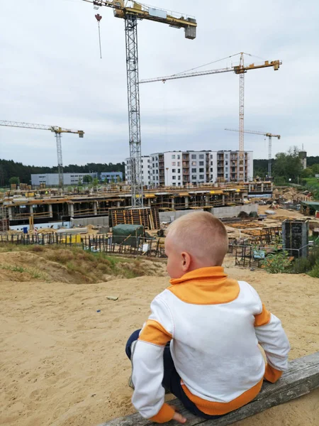 小さな男の子の建物の建設を探している 未来の住宅のコンセプト — ストック写真