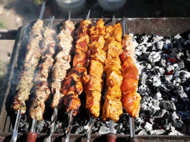 Barbekü ızgara üzerinde ızgara shashlik. Güneşli yaz günü.
