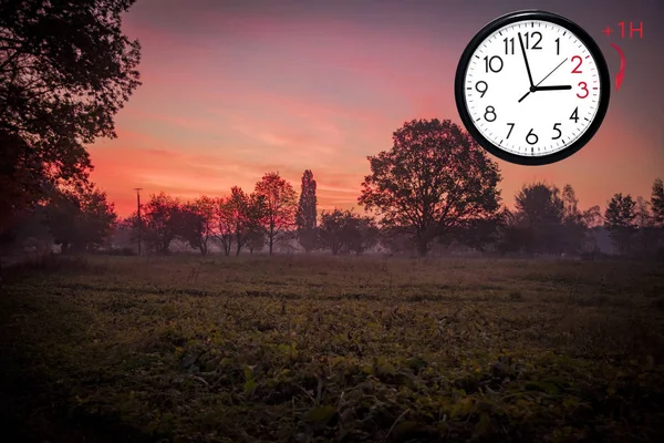 Zomertijd Dst Blauwe Lucht Met Witte Wolken Klok Draai Tijd — Stockfoto