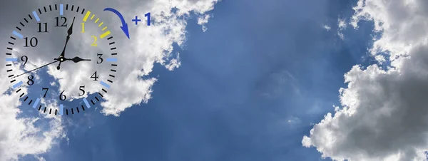 Horario Verano Dst Cielo Azul Con Nubes Blancas Reloj Tiempo —  Fotos de Stock