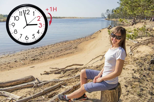 Sommerzeit Dst Blauer Himmel Mit Weißen Wolken Und Uhr Umdrehungszeit — Stockfoto