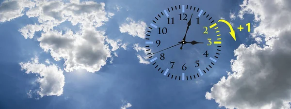 Horario Verano Dst Cielo Azul Con Nubes Blancas Reloj Tiempo — Foto de Stock
