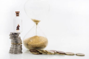 Bozuk paraların üzerinde test tüpü olan küçük bir kadın. Finansal krizin soyut fotoğrafı.