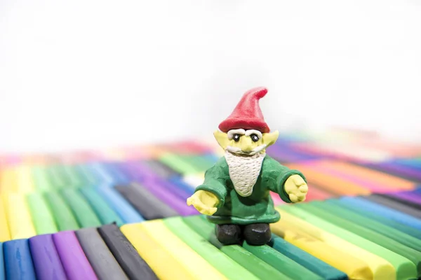 Pelaa Savea Eläimiä Gnome Värillisellä Taustalla — kuvapankkivalokuva