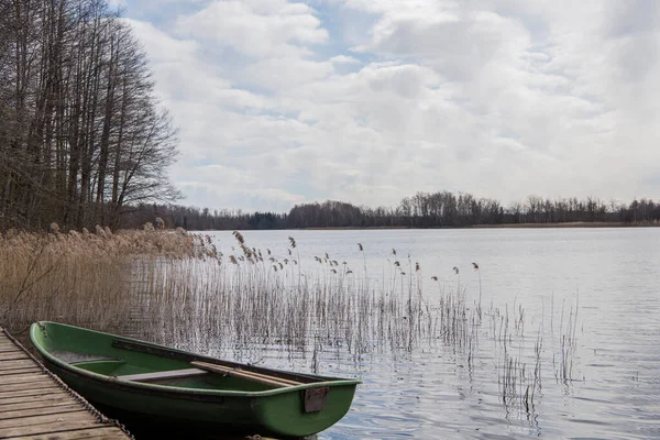 Gammal Båt Sjön Molnigt Vår Europa — Stockfoto