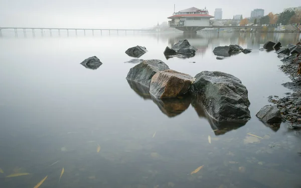 Dnepropetrovsk, Ukrayna'nın şehrin arka planda Dinyeper Nehri'ndeki sisli sabah.