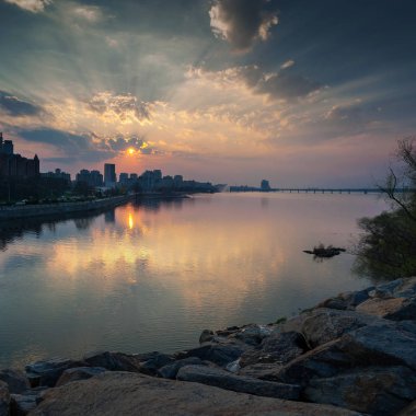 Şehir Dnipro (Dnepropetrovsk), Ukrayna Dinyeper Nehri üzerinde güzel gün batımı.
