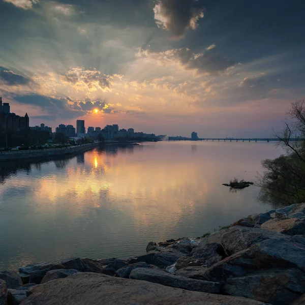 Şehir Dnipro (Dnepropetrovsk), Ukrayna Dinyeper Nehri üzerinde güzel gün batımı.