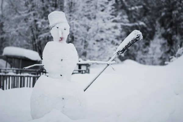 Снеговик с метлой в руке — стоковое фото