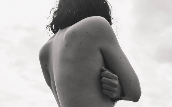 La schiena della ragazza in bianco e nero — Foto Stock