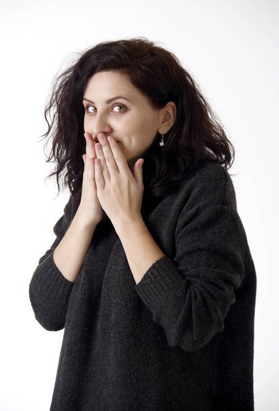 Молодая брюнетка с игривым выражением лица
